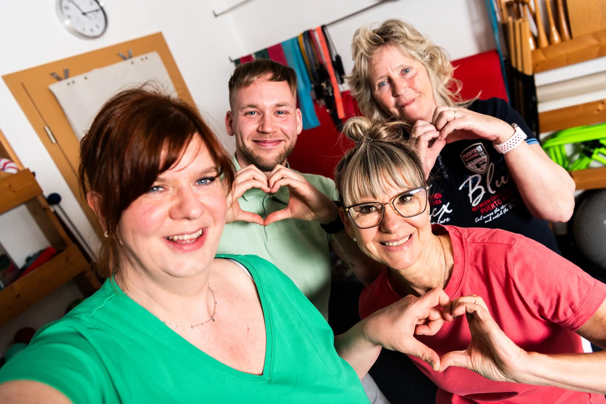 Krankengymnastik – aktive Bewegungstherapie an der Trainingswand